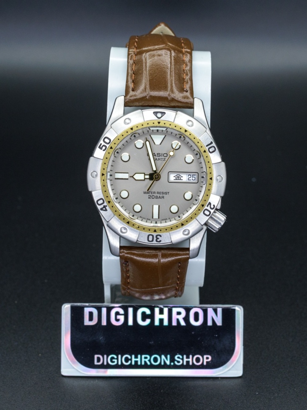 Casio Rare MD-710 Vintage  Day Date 36mm JDM Silver/Gold Import Dive Watch